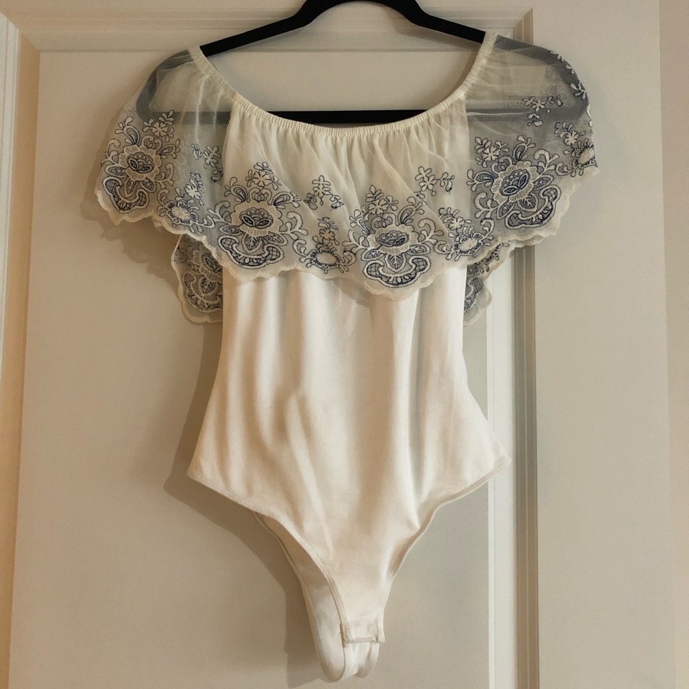 NWT Francesca’s Off The Shoulder White and Blue Lace Bodysuit Size XS